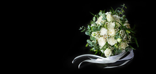 bukiet ślubny z białych kwiatów na czarnym tle jako baner, bouquet wedding - obrazy, fototapety, plakaty