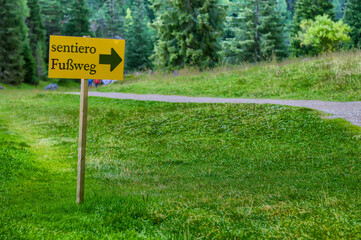Sign with the inscription pathway (Wanderweg/Sentiero) in Italian and German