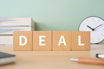 DEALと書かれたブロックが置かれたデスク
