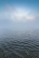 Fototapeta na wymiar 靄の広がる穏やかな波の湖。