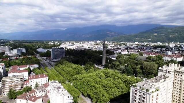 Grenoble, ville, drone, paysage, b&acirc;timent, beau , rue, mairie, caserne de bonne, tour Perret, parc Paul mistral, PPM, Tram C, piscine, Jean Bron, arbre, bastille, Vercors, chartreuse, Belledonne