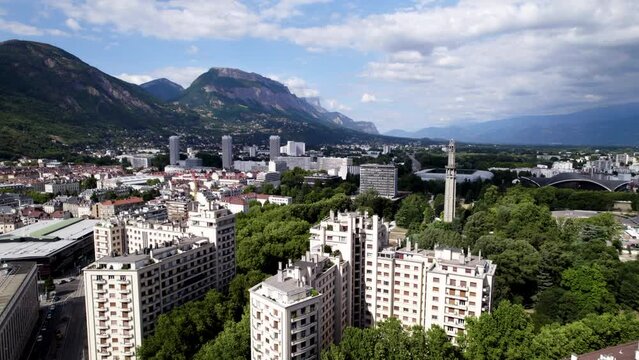 Grenoble, ville, drone, paysage, b&acirc;timent, beau , rue, mairie, caserne de bonne, tour Perret, parc Paul mistral, PPM, Tram C, piscine, Jean Bron, arbre, bastille, Vercors, chartreuse, Belledonne