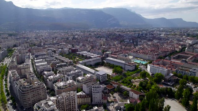 Grenoble, ville, drone, paysage, b&acirc;timent, beau , rue, mairie, caserne de bonne, tour Perret, parc Paul mistral, PPM, Tram C, piscine, Jean Bron, arbre, bastille, Vercors, chartreuse, Belledonne