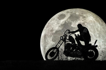 Motociclista al chiaro di luna