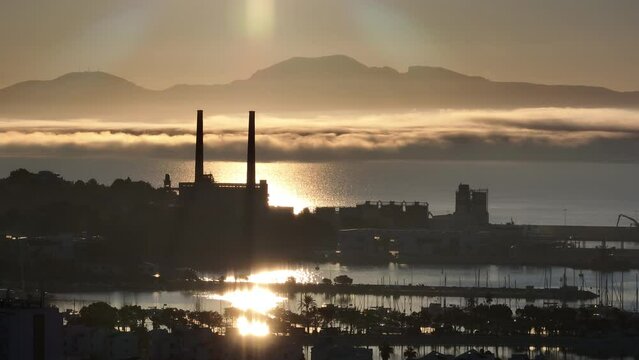Alcudia Mallorca central t&eacute;rmica pueblo con playa y amaneciendo de fondo 50fps