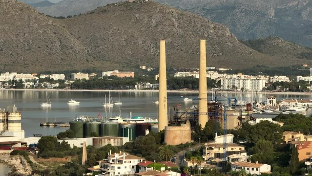 Alcudia Mallorca central t&eacute;rmica pueblo con playa y amaneciendo de fondo 50fps