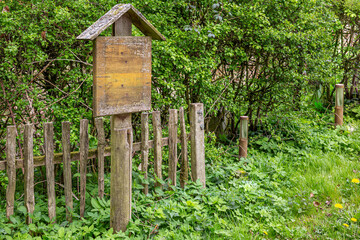 Infotafel in Form eines Hauses aus Holz