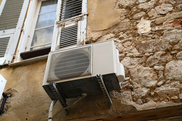 Air conditioning system installed on the facade of an old dwelling | Système de climatisation installé sur la façade d'un vieux logement