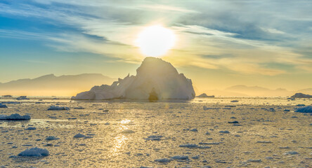dramatischer Sonneuntergang / Abendstimmung in der Cierva Cove - ein tiefer Meeresarm an der Westseite der Antarktischen Halbinsel, umringt von der Cierva-Bucht im San Martín-Land - Antarktis - obrazy, fototapety, plakaty