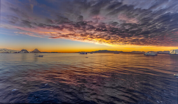 dramatischer Sonneuntergang / Abendstimmung in der Cierva Cove - ein tiefer Meeresarm an der Westseite der Antarktischen Halbinsel, umringt von der Cierva-Bucht im San Martín-Land - Antarktis