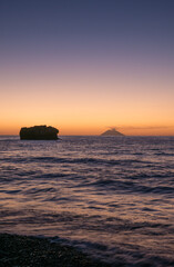 Tonos violeta al atardecer tras volcán.