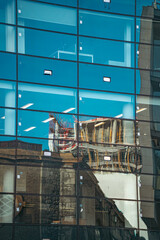 Obraz premium Reflection of old architecture in new office building with windows