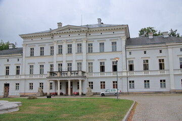 Fototapeta na wymiar Klasycystyczny Pałac Jedlinka w Jedlinie-Zdroju, wybudowany ok. 1792 roku.