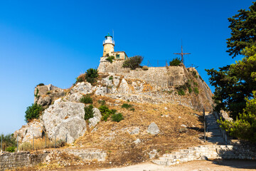 Fototapeta na wymiar Leuchtturm und Kreuz auf der Spitze der Alten Festung, Kerkyra, Korfu