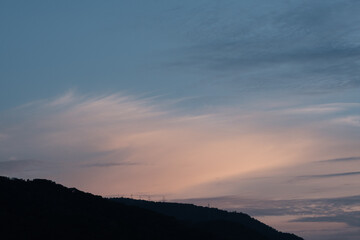 六甲山の朝。朝日が昇り稜線の雲がオレンジ色に輝き、雲海のように見える。神戸市街地から撮影