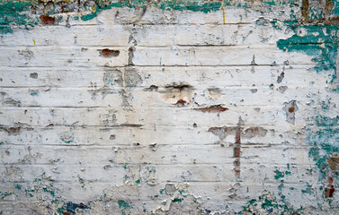 Mauer aus Backsteinen weiß, grün braun verwittert und beschädigt