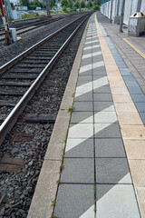Bahn Gleis mit Barriere  freien sicherheits Markierungen, Bahnsteig 