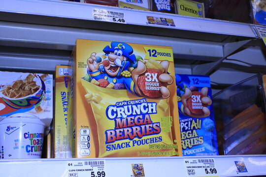 CAP'N CRUNCHE'S Snack's in pouches in boxes closeup