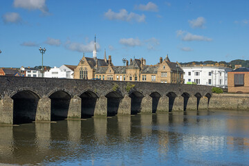 Obraz premium Barnstaple Long Bridge (Medieval bridge) in Barnstaple spanning the River Taw