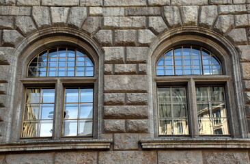 Fototapeta na wymiar Bogenfenster in einem Altbau in Leipzig