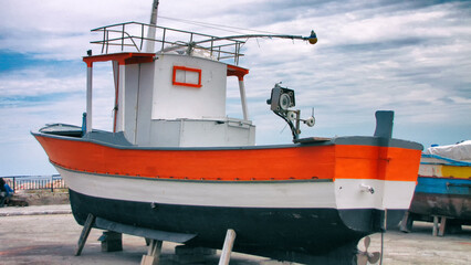 Naklejka premium Kleines Italienisches Fischerboot auf dem Trocken Dock