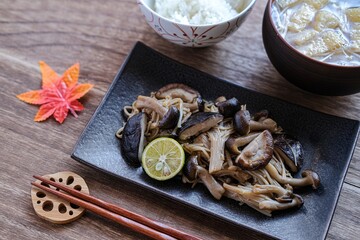 秋の味覚たっぷりのきのこ炒め