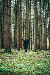 junge frau im herbst im wald 