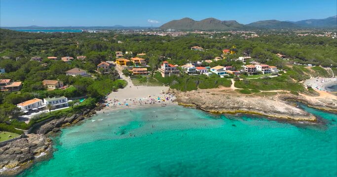 Alcudia Mallorca, personas ba&ntilde;&aacute;ndose en la playa