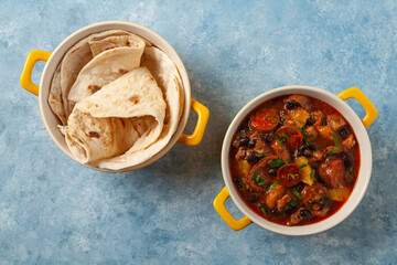 Pork stew with chorizo and black beans. Served with orange and seasoned with hot chili peppers. Perfect with tortillas.