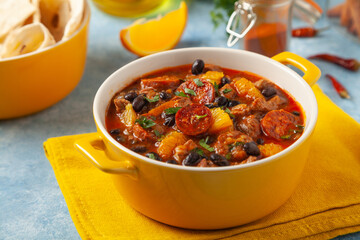 Pork stew with chorizo and black beans. Served with orange and seasoned with hot chili peppers. Perfect with tortillas.