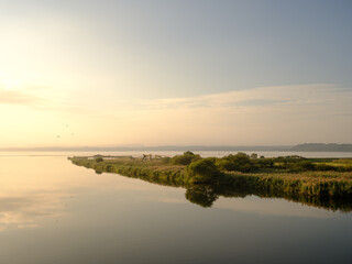 Fototapeta na wymiar 朝の美しい小川原湖