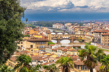 Blick auf die Brücke Ponte Vecchio in Florenz, Italien