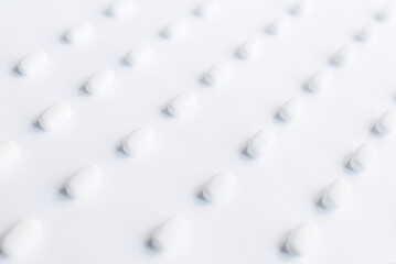 Obraz premium White pills on a white background. pills close-up. Healthcare and medicine. 