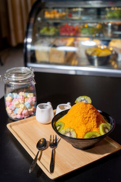 ฺBingsu Thai tea and giwi Serve with sweetened condensed milk and chocolate