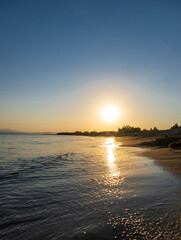 Naklejka premium sea, beach and cloudy sky at sunset. Ayvalk Turkey