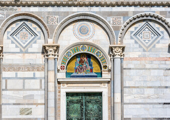 Fototapeta na wymiar Detail of decorated arches above door of Pisa´s bapstistery