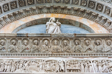 Obraz premium Baroque decoration on exterior facade of catholic church in Pisa