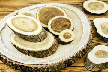 Dekoration mit Baumscheiben aus Holz