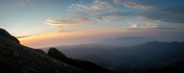 Obraz premium sunset on the mountain summit at mutria matese park