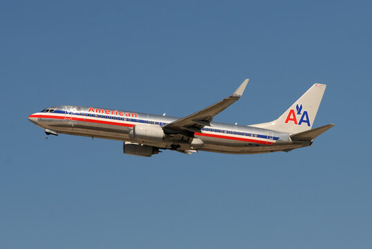 American Airlines jet taking off from Miami May 3 2011 Boeing 737-800