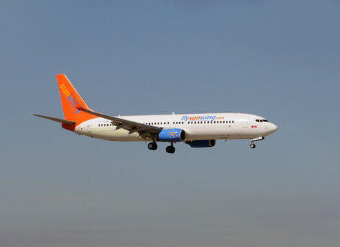 Sunwing Airlines Boeing 737 Jet Carries Canadian Tourists Into Florida December 5 2016