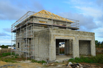 Maison contemporaine en construction.	