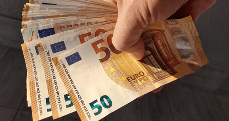 Banconote da 50 euro nelle mani di una persona