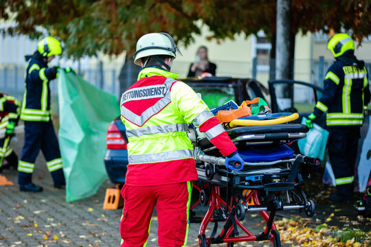 Notfallsanit&auml;ter bei Verkehrunfall