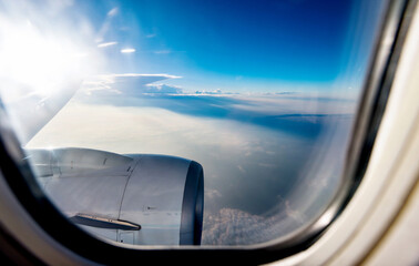 Fototapeta premium Airplane engine and wings on the sky
