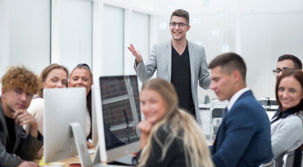 Obraz premium project Manager makes a report at an office meeting