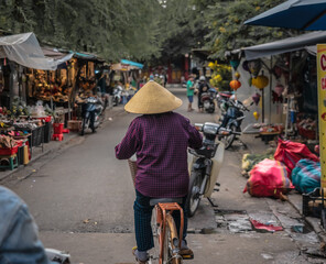 Obraz premium Photograph of a street in Hanoi in Vietnam. People riding bicycles. asian life