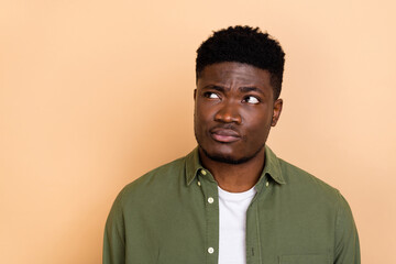 Obraz premium Photo of unsure guy look empty space decide solution mind isolated on pastel color background