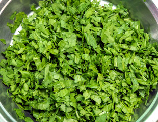 Obraz premium Finely chopped and cut spinach for the indian spinach curry in the steel plate