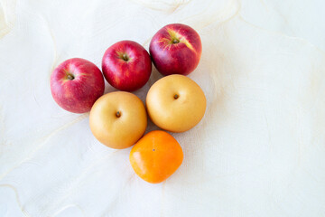 秋の果物　シャキシャキのサンサ（リンゴ）、梨、柿
